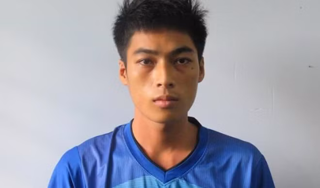 Nam thanh niên ra đầu thú.