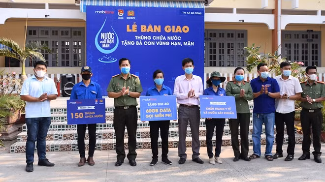 Đoàn thanh niên Cụm thi đua số 8, Bộ Công an tặng 150 thùng chức nước cho người dân.
