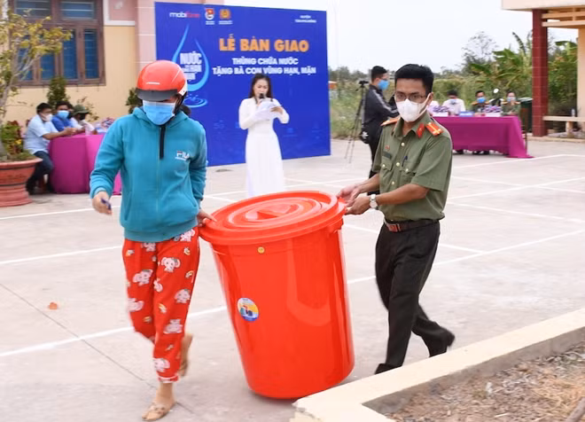 Người dân được tặng thùng chứa nước.