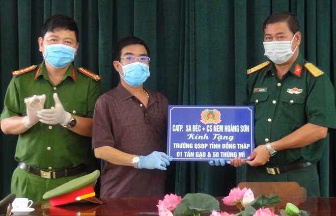 Lãnh đạo Công an TP Sa Đéc trao bảng tượng trưng, hỗ trợ cho bệnh viện dã chiến.