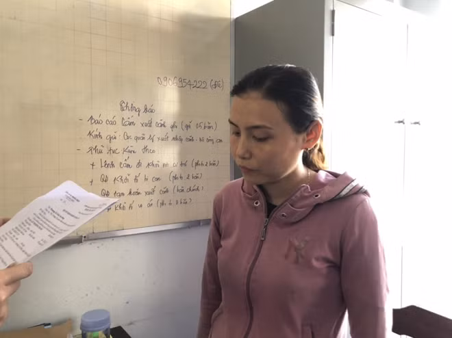 cùng vợ bị khởi tố.