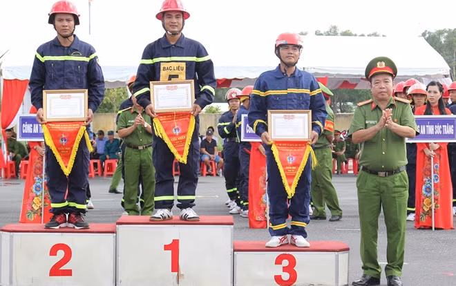 Đại tá Huỳnh Thanh Mộng, Phó Giám đốc Công an tỉnh Vĩnh Long trao giải cho các vận động viên có thành tích.