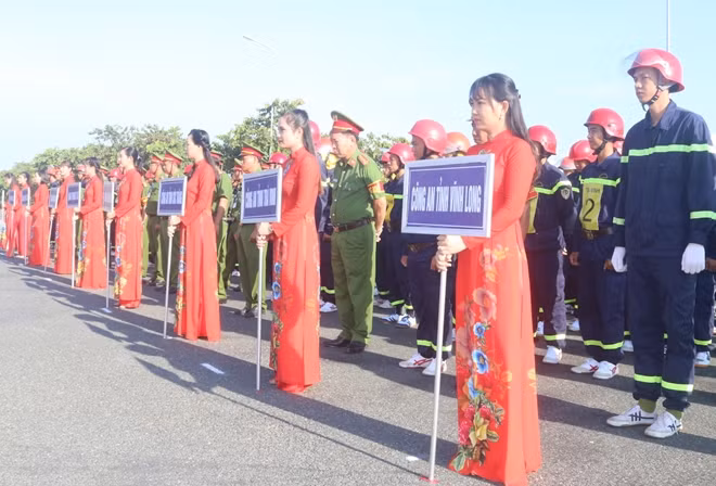 Các đoàn vận động viên tham gia hội thi.