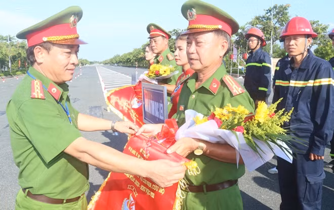 Đại tá Nguyễn Trọng Dũng, Phó Giám đốc Công an tỉnh Vĩnh Long trao cờ lưu niệm và tặng hoa cho các Đoàn vận động viên.