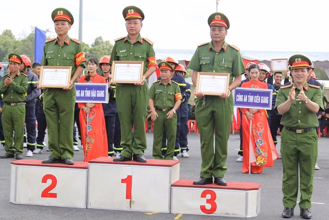 Ban tổ chức trao giải cho các Đoàn vận động viên đạt giải cao.