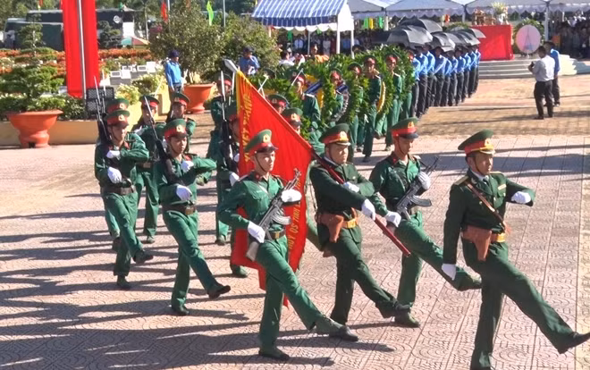 Nghi thức cải táng tại Nghĩa trang liệt sĩ huyện Tam Nông.