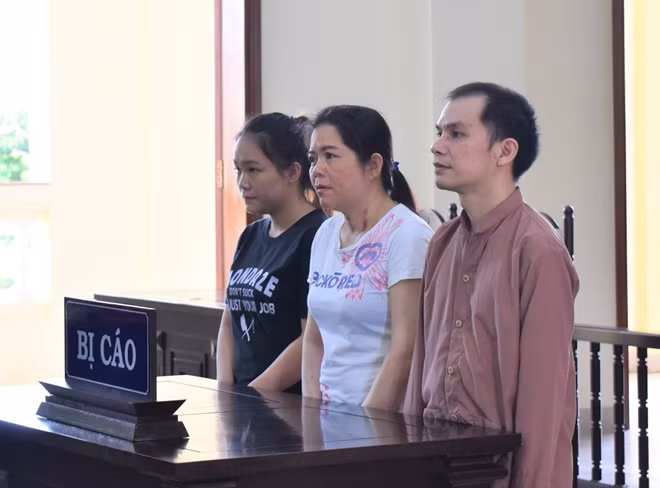 Nhóm 3 bị cáo tại phiên tòa.
