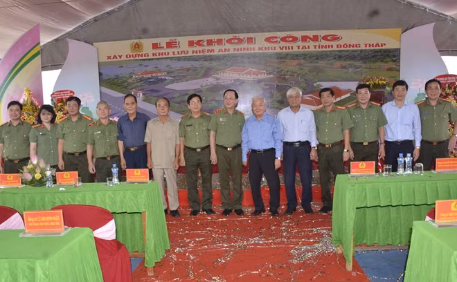 Các đại biểu dự lễ khởi công.