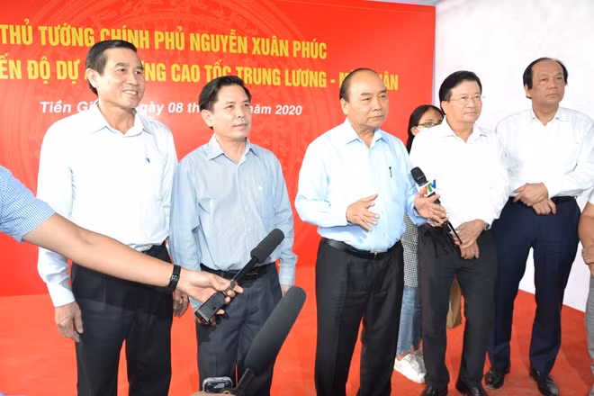 Thủ tướng Nguyễn Xuân Phúc kiểm tra tiến độ dự án vào sáng 8/3.