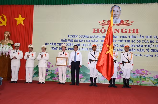 Đồng chí Lê Văn Hẳn, Phó Chủ tịch UBND tỉnh thừa ủy quyền của Chủ tịch nước trao Huân chương Bảo vệ Tổ quốc hạng Nhất cho Công an tỉnh Trà Vinh. Ảnh: Hồ Giang