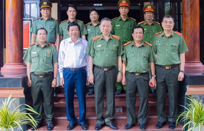 Bộ trưởng Tô Lâm thăm Khu tưởng niệm cố Thủ tướng Võ Văn Kiệt.
