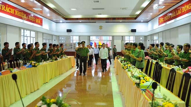 Đồng chí Bộ trưởng đến thăm, làm việc với Công an tỉnh Tiền Giang.