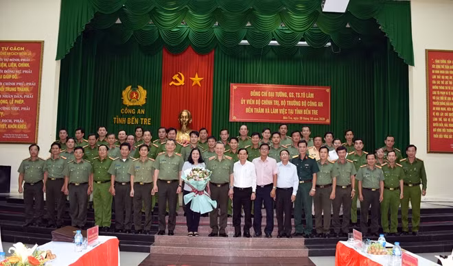 Bộ trưởng Tô Lâm với lãnh đạo Tỉnh ủy và Công an tỉnh Bến Tre.