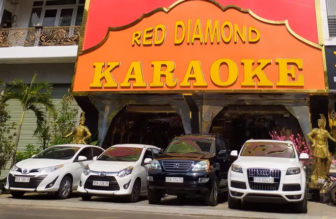 Karaoke Red Diamond đầu tư 4 ôtô đưa đón khách.