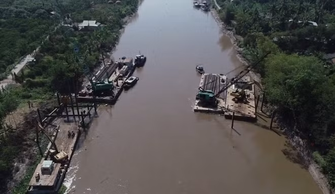 Tiền Giang xây dựng công trình đắp đập thép ngăn mặn.