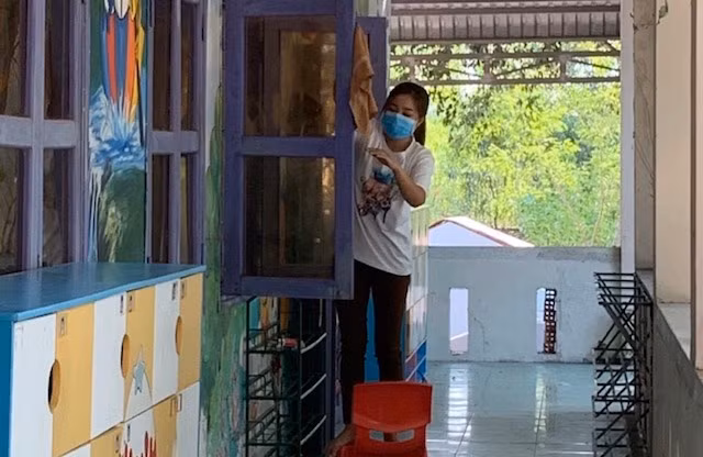 Giáo viên trường tiểu học ở Tân Hồng, vệ sinh trường lớp phòng chống dịch bệnh.
