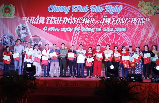 Thiếu tướng Nguyễn Văn Thuận, Giám đốc Công an TP Cần Thơ tặng quà cho người dân.