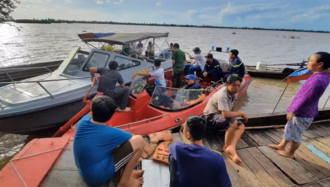Lực lượng chức năng điều phương tiện tìm kiếm nam thanh niên mất tích.