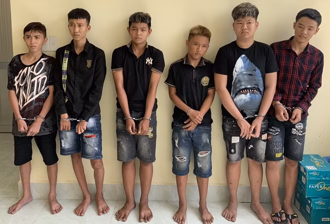Nhóm 6 thanh thiếu niên bị tạm giữ.