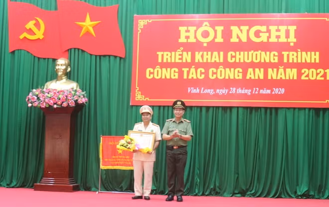 Thứ trưởng Lê Tấn Tới trao Huân chương Bảo vệ Tổ quốc hạng Nhì cho Đại tá Trần Quốc Phục, Phó giám đốc Công an tỉnh Vĩnh Long.
