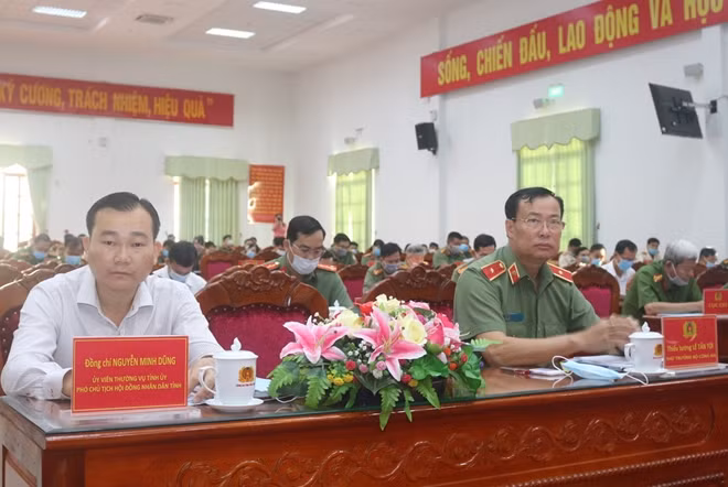 Thứ trưởng Lê Tấn Tới cùng các đại biểu dự hội nghị.