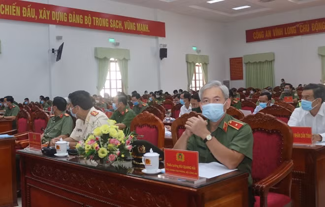 Các đồng chí đại diện lãnh đạo Văn phòng Bộ Công an cùng đại biểu dự hội nghị.