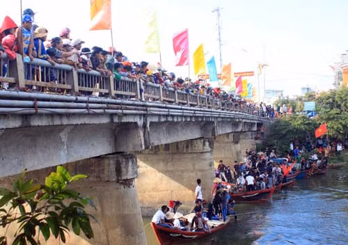 Cuộc đua thuyền trên sông Gò Bồi.