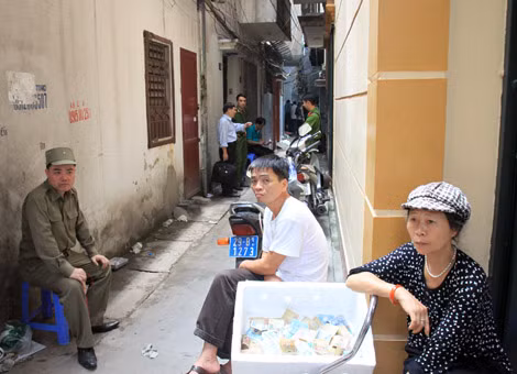 Bà Đỗ Thị Thư và bà con tổ dân phố 53 phường Tương Mai dùng thùng xốp quyên góp tiền ủng hộ cho gia đình nạn nhân.