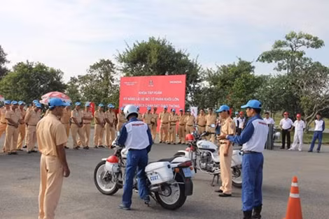 Các chuyên gia LXAT hướng dẫn thực hành cho CSGT.