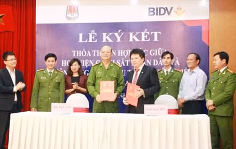 Đại diện Học viện CSND và BIDV ký kết thỏa thuận hợp tác.