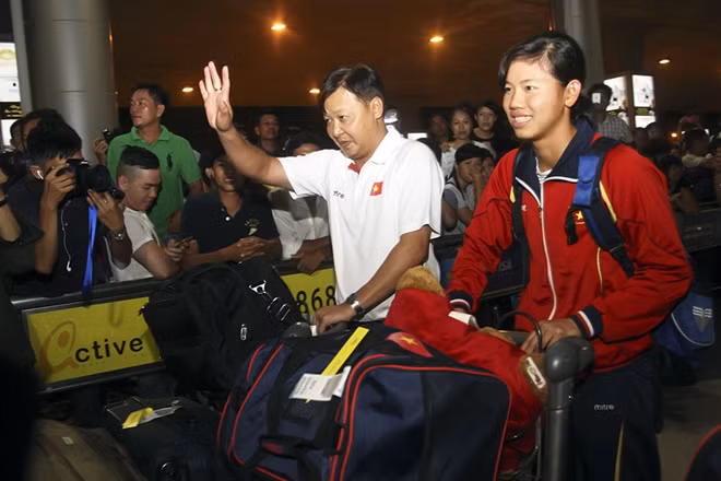 Gần 22h, nữ kình ngư đoạt tám HC vàng và phá tám kỷ lục tại SEA Games 28 cùng HLV Đặng Anh Tuấn bước ra sảnh sân bay trong sự phấn khích của người hâm mộ.