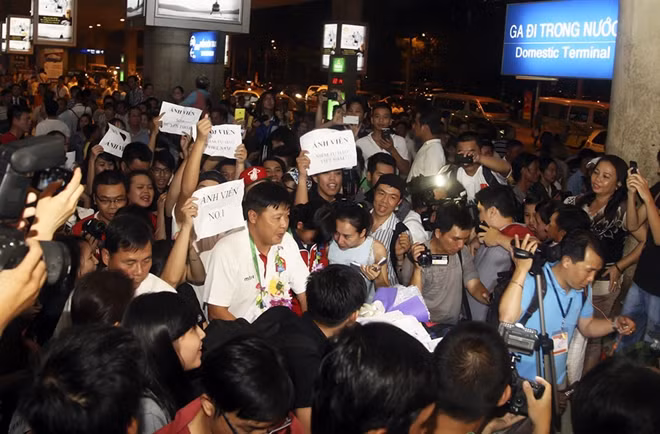 Phải mất hơn 30 phút, Ánh Viên và HLV Đặng Anh Tuấn mới thoát khỏi vòng vây để lên ôtô trở về khách sạn. Theo lịch trình, sáng mai 13/6 Ánh Viên bay ra Hà Nội và đến ngày 16/6 cô sẽ lên đường sang Mỹ tiếp tục tập huấn.
