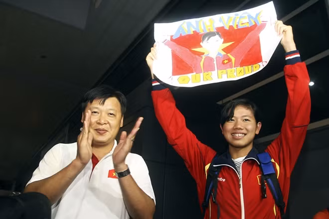 Những tiếng hô vang "Ánh Viên, niềm tự hào Việt Nam" hay "Chúc mừng tiểu tiên cá Ánh Viên"... làm xao động cả một góc sân bay.
