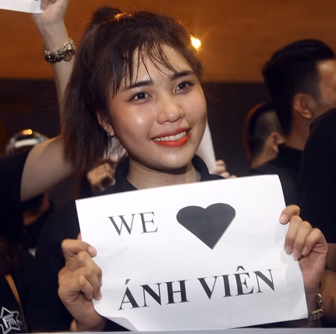 "Ánh Viên là niềm tự hào của thể thao Việt Nam. Từ nhiều ngày qua, em đã luôn dõi theo, ngóng chờ đến ngày được trực tiếp gặp mặt thần tượng", nữ sinh viên Nguyễn Thị Thanh Trúc chia sẻ.