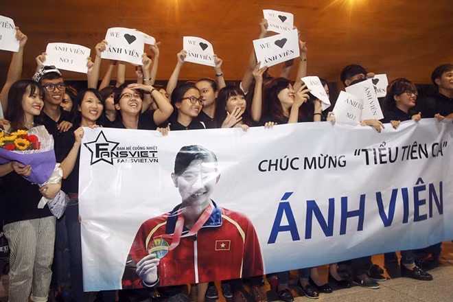 Theo lịch trình, 21h30 tối 12/6 chuyến bay chở Nguyễn Thị Ánh Viên cùng HLV Đặng Anh Tuấn mới đáp xuống sân bay quốc tế Tân Sơn Nhất. Nhưng từ 20h, hàng trăm người hâm mộ cũng như phóng viên các cơ quan báo đài đã có mặt để chuẩn bị đón chào nữ kình ngư số một của Việt Nam.