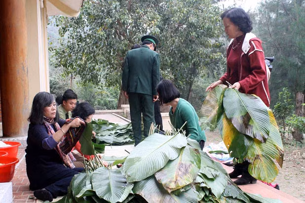 Thượng úy Khắc Ngọc Tân Hào, đội trưởng đội bảo vệ khu mộ Đại tướng cho biết: “Đây là năm thứ hai lực lượng BĐBP cùng gia đình Đại tướng sửa soạn bàn thờ, gói bánh chưng để cùng “ăn Tết” với Người. Đây là một vinh dự lớn của cán bộ chiến sĩ đang làm nhiệm vụ ở đây. Tất cả anh em dều hứa quyết tâm hoàn thành tốt công việc được giao”.