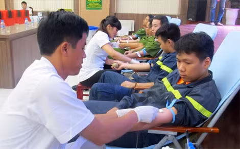 Hơn 300 đoàn viên thanh niên tham gia hiến máu.