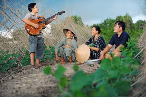 Bé Trần Nhựt Đức - ở huyện Bình Chánh (TP Hồ CHí Minh) - tài tử nhí đờn hay hát giỏi, nhân vật trong quyển sách của Nguyễn Á.