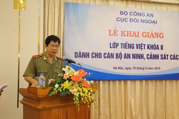 Thiếu tướng Trần Gia Cường, Cục trưởng Cục Đối ngoại phát biểu tại Lễ khai giảng. Thiếu tướng Trần Gia Cường, Cục trưởng Cục Đối ngoại phát biểu tại Lễ khai giảng.