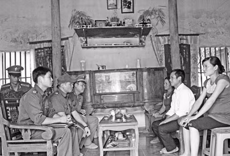 Anh Bùi Văn Mẫn (áo trắng) trao đổi kinh nghiệm cai nghiện ma túy.