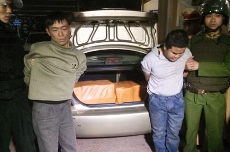 Dẫn giải hai đối tượng về trụ sở Công an.
