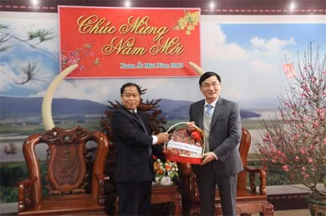 Đại tá Thoong Đèng Khăm Phi Thun, Giám đốc Công an tỉnh Bôlykhămxay chúc Tết CBCS Công an Nghệ An nhân dịp đón xuân mới Ất Mùi 2015.