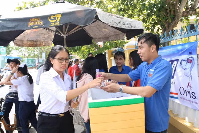 Hơn 5.000 chai nước suối Thành đoàn Hội An chuẩn bị và tổ chức phát miễn phí cho thí sinh tại 5 điểm trường THPT.