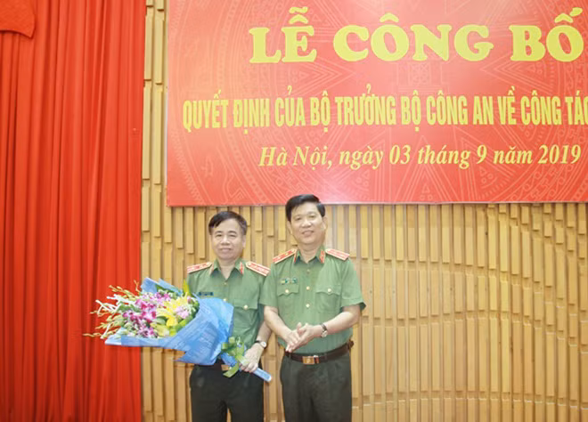 Thứ trưởng Nguyễn Văn Sơn trao hoa chia tay đồng chí nguyên Cục trưởng Cục Y tế Trung tướng GS.TS Phạm Quang Cử