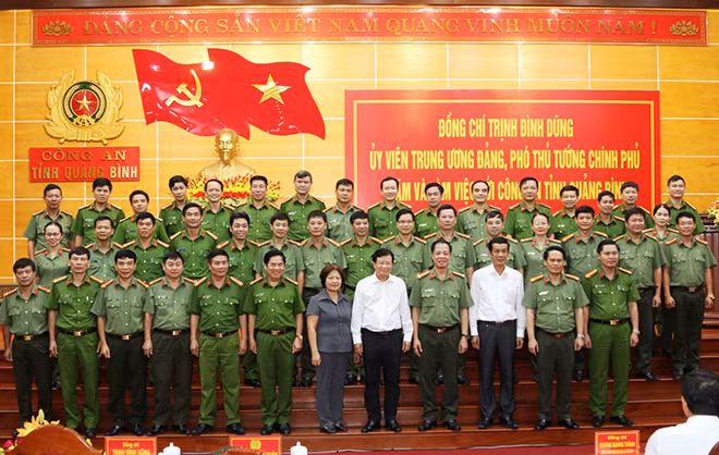 Phó Thủ tướng Trịnh Đình Dũng với lãnh đạo tỉnh và cán bộ, chiến sỹ Công an Quảng Bình. Phó Thủ tướng Trịnh Đình Dũng với lãnh đạo tỉnh và cán bộ, chiến sỹ Công an Quảng Bình.
