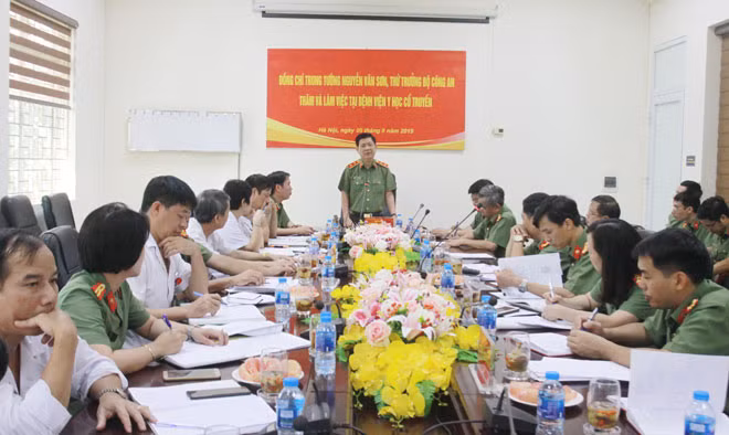 Thứ trưởng Nguyễn Văn Sơn phát biểu chỉ đạo tại buổi làm việc.