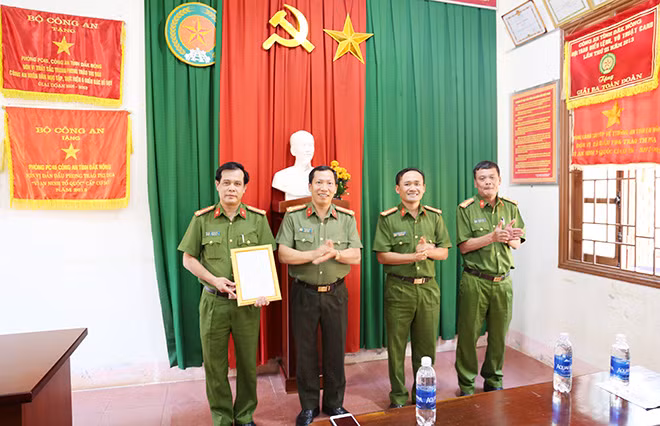 Trao thưởng nóng - Đại tá Lê Văn Tuyến - Giám đốc Công an tỉnh Đắk Nông trao thưởng nóng cho tập thể phòng Cảnh sát hình sự.