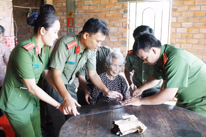 Lực lượng Công an đến tận nhà giúp dân làm chứng minh nhân dân.