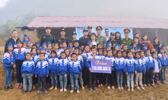 Đoàn công tác trao quà tặng nhà trường.