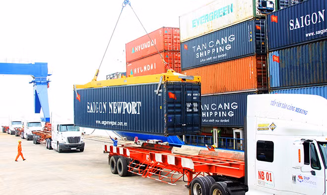 Xếp, dỡ hàng hóa tại Tân Cảng Cái Cui (Cần Thơ).